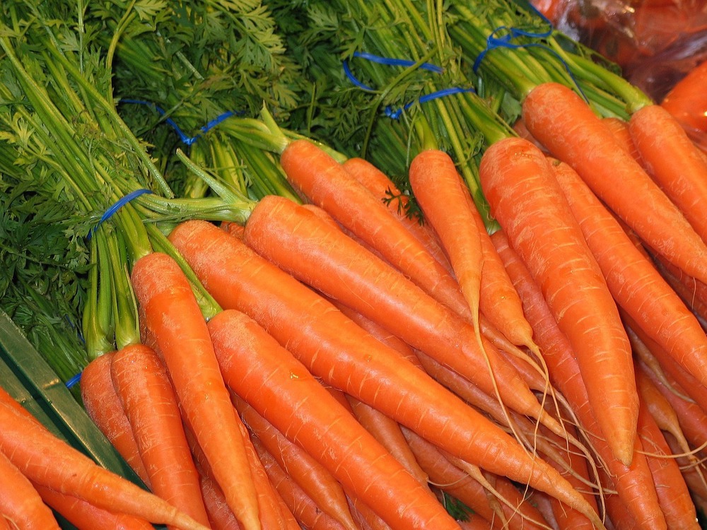 Carrots - Bunched (approx 500g) (UK)