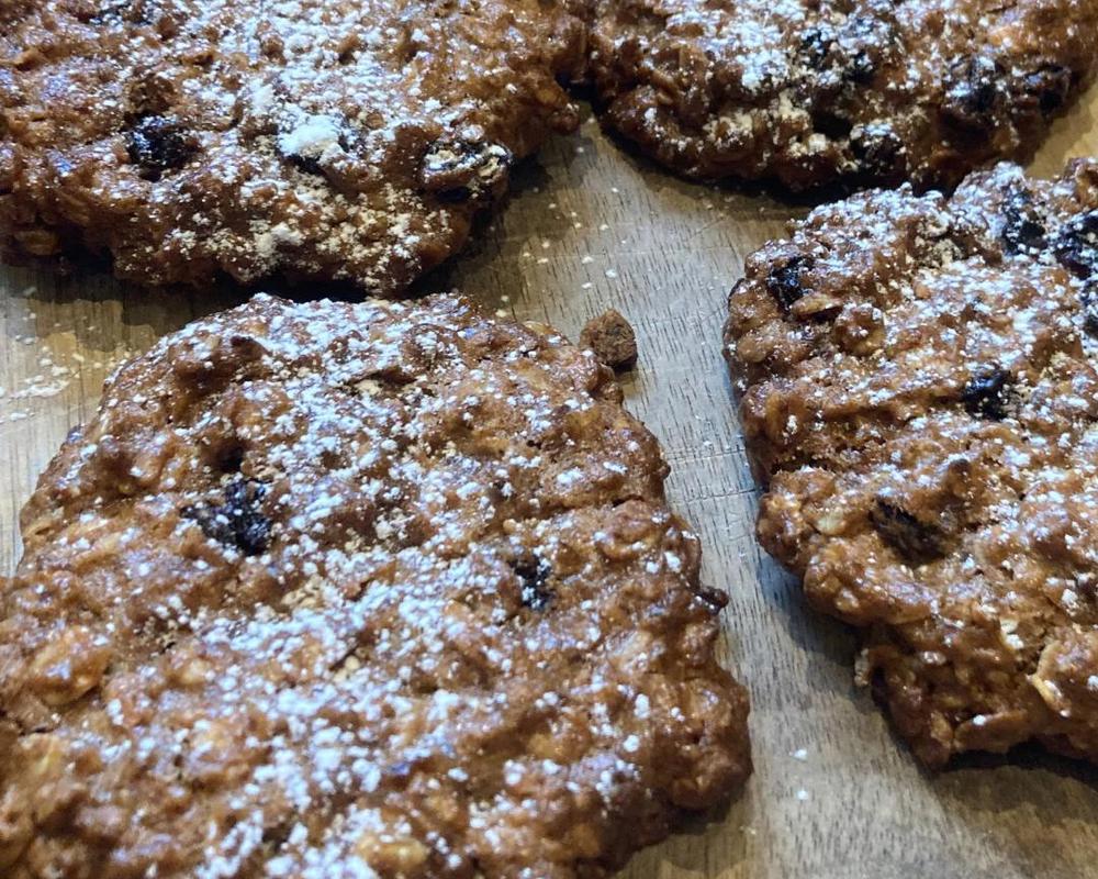 Locavore Kitchen: Scottish Oatmeal & Raisin Cookies