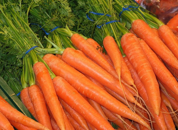 Carrots - Bunched (approx 500g) (UK)