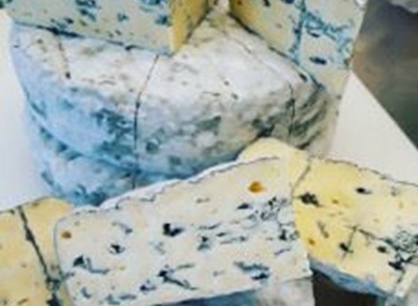 Pextenement Blue Soft Truckle 'Devil's Rock' cheese organic