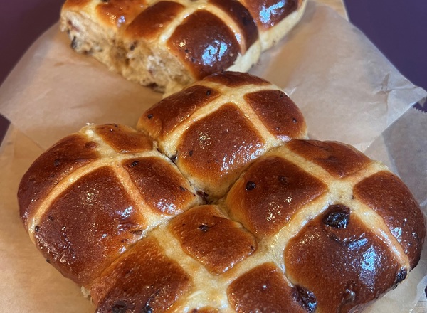 Triple Chocolate and Treacle Hot cross buns (pack of 4)