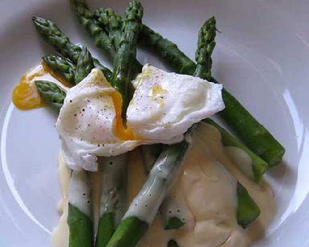 Asparagus with Poached Eggs and Hollandaise Sauce