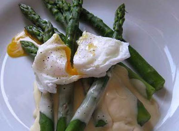 Asparagus with Poached Eggs and Hollandaise Sauce